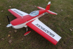 Unser Einsteiger-Kunstflugmodell Extra 300S, das mit der Motorisierung auch schon bereits senkrecht geht. Ein Umstieg vom WCF auf dieses Modell stellt keine große Hürde dar.